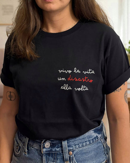 Maglietta "Vivo la vita un disastro alla volta"