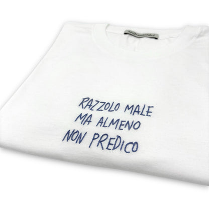 Maglietta "Razzolo male ma almeno non predico"