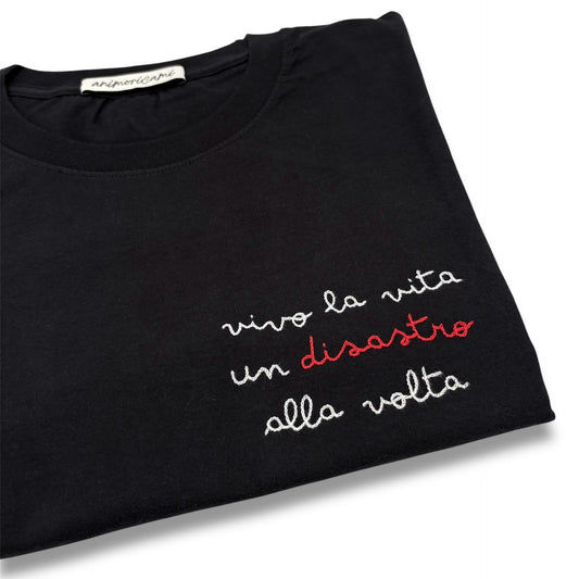 Maglietta "Vivo la vita un disastro alla volta"