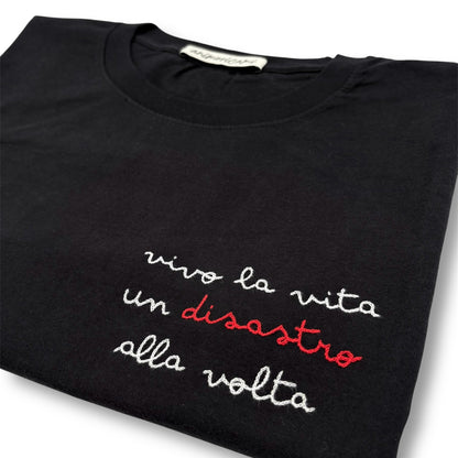 Maglietta "Vivo la vita un disastro alla volta"